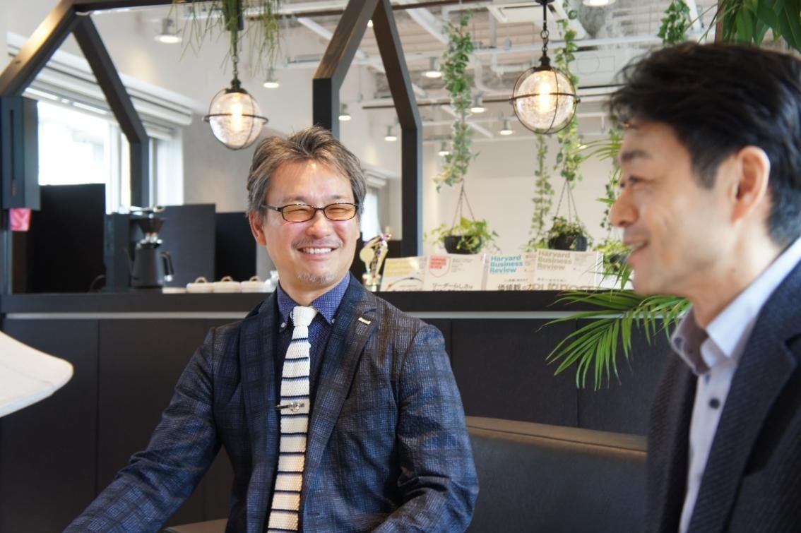 対談中の松崎氏と戒能